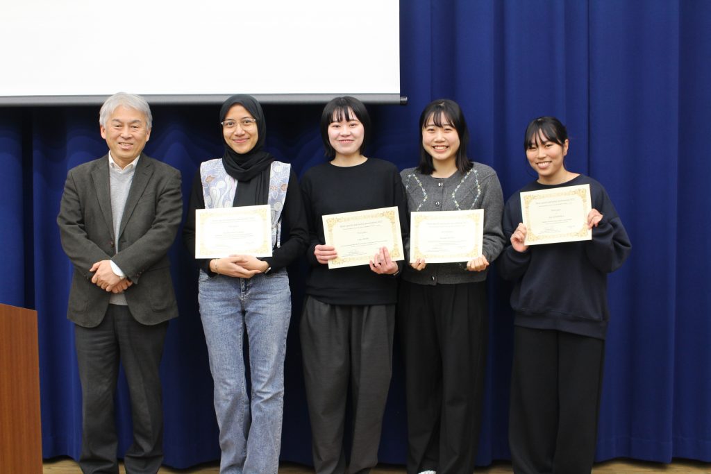 専攻長の紀ノ岡先生と受賞者の皆様